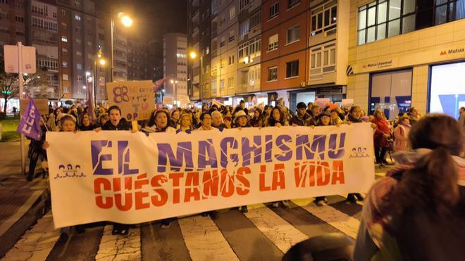 EN IMÁGENES: Avilés sale a la calle para la gran marcha del 25N