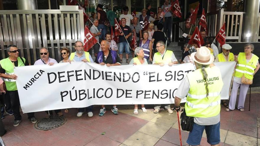 Los concentrados portaban una pancarta con el lema &#039;Defendiendo el sistema público de pensiones&#039;.