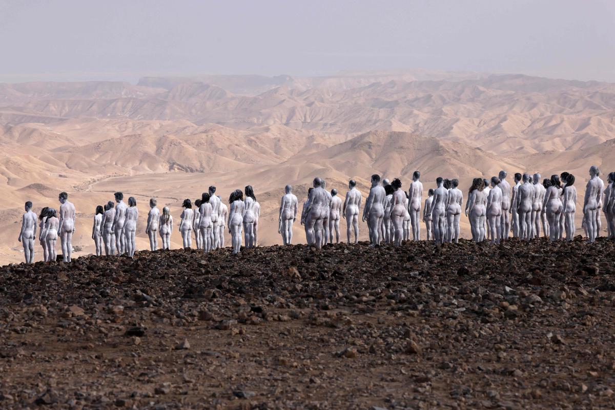 Una tuberia de nus, de Spencer Tunick, per salvar el mar Mort