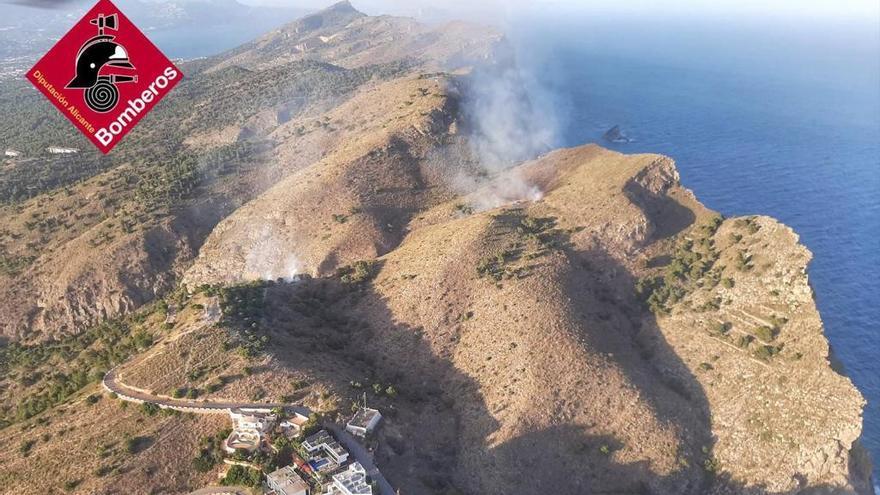 Vista aérea del incendio que se ha declarado esta tarde en la zona más alta de la Serra Gelada.