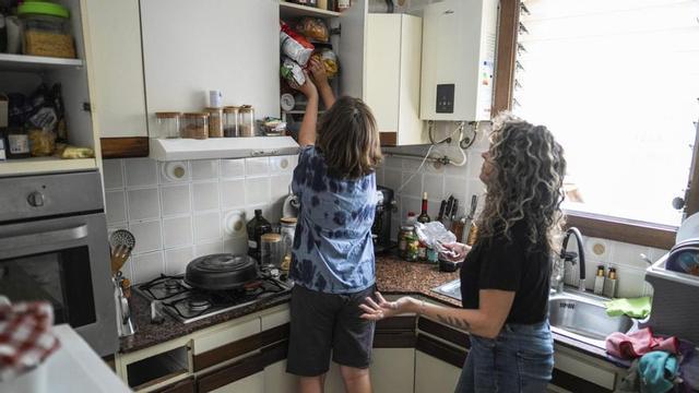 Una família catalana afectada per la falta de places per a ajudes públiques durant el període estival. | ZOWY VOETEN