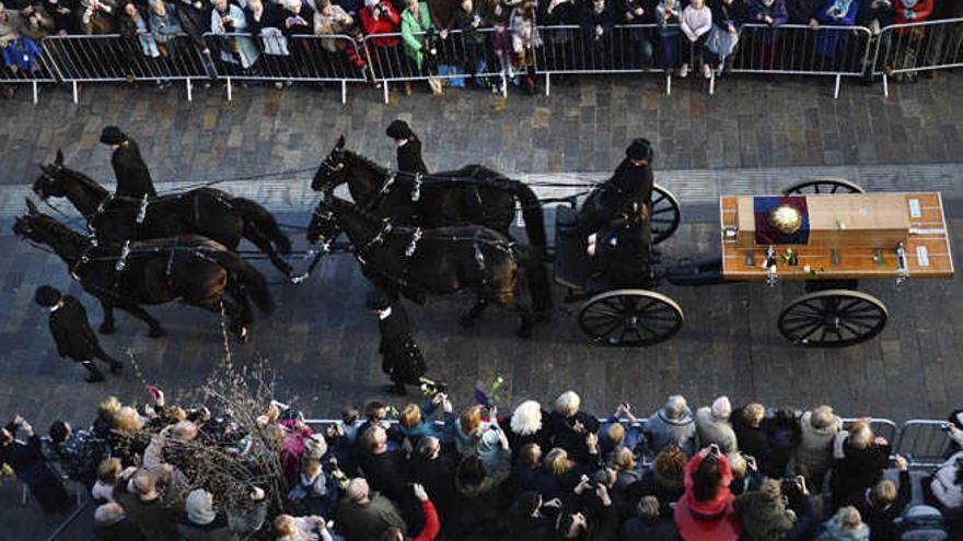 El cortejo fúnebre desfiló con solemnidad hasta la tumba definitiva de Ricardo III.