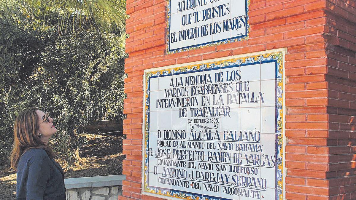 Una mujer observa el monumento que en Cabra recuerda a tres marinos egabrenses.