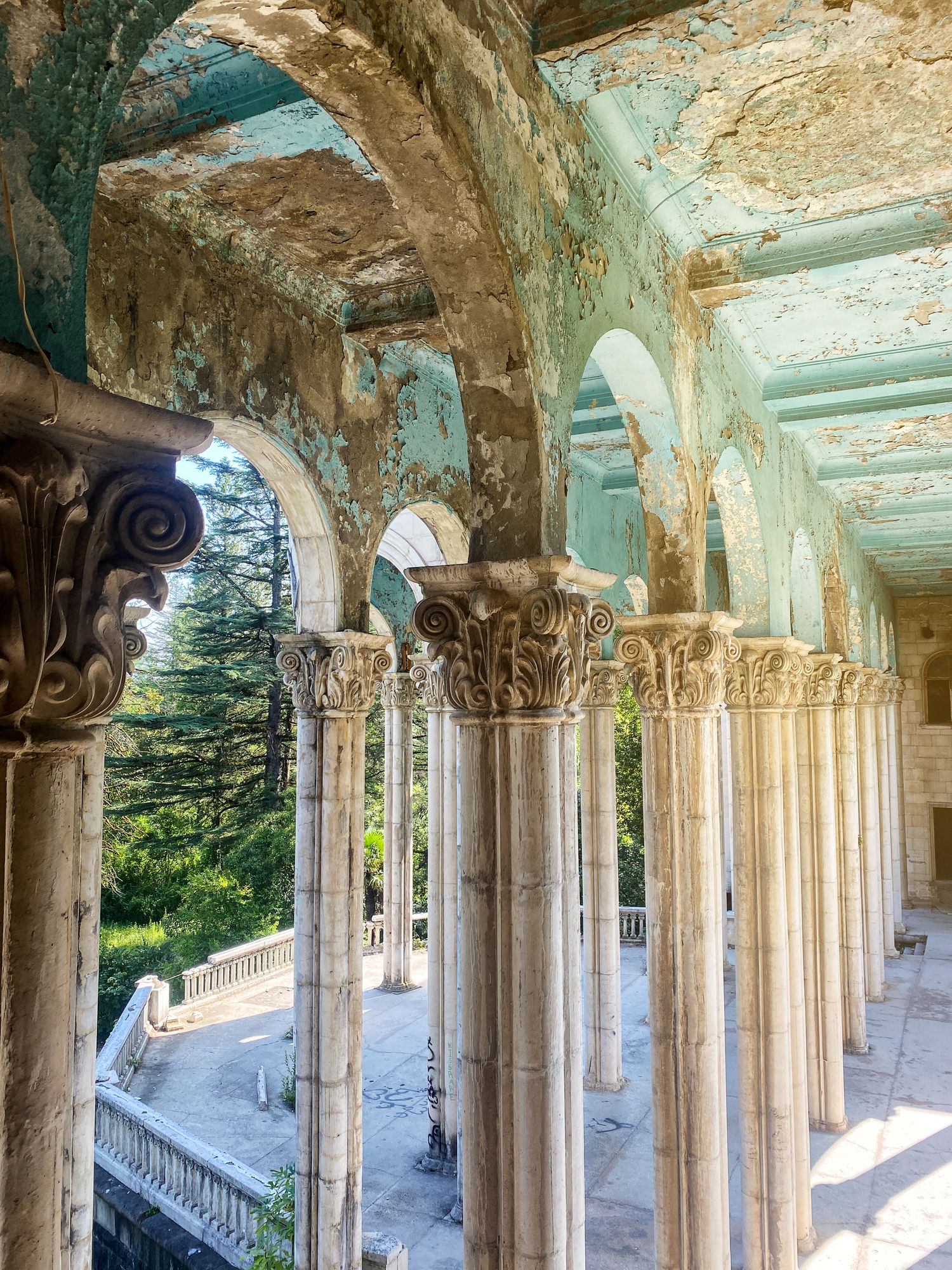 Columnas de uno de los edificios de Tskaltubo