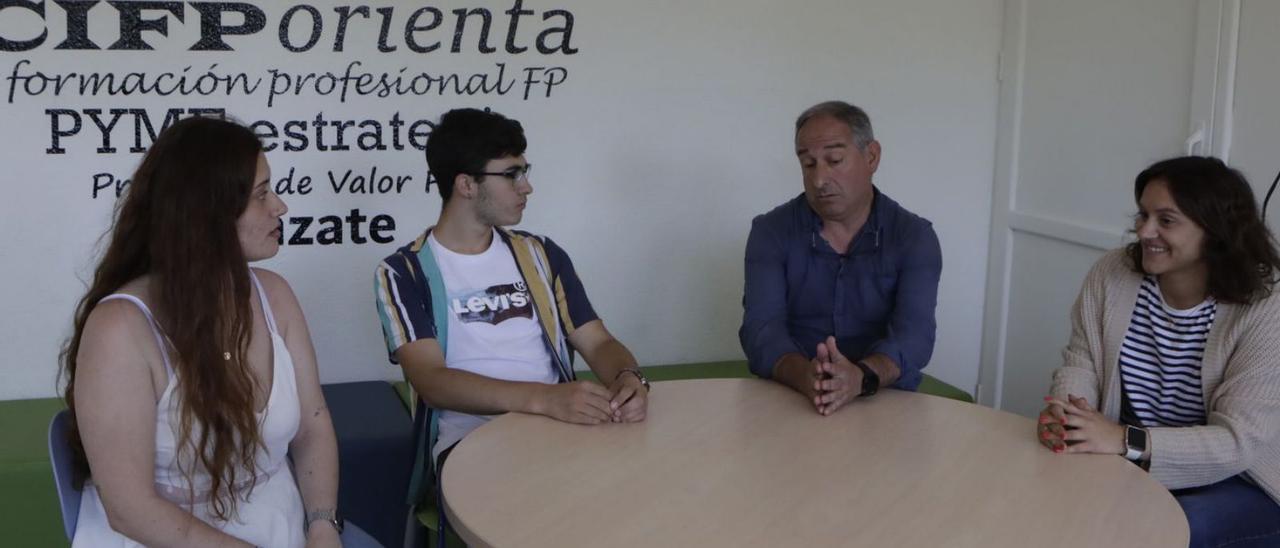 Por la izquierda, Lucía Menéndez, Fran Llera, Eugenio Carbajo y Lucía Vega, en el aula de Cerdeño. | F. Rodríguez