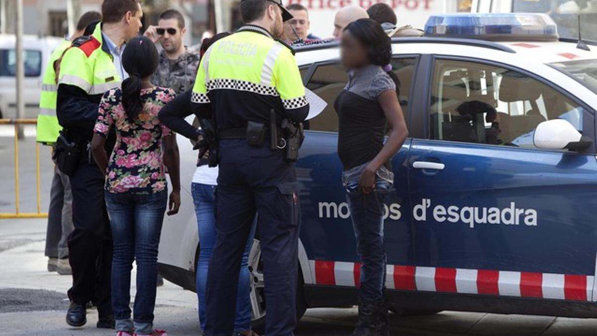 Redada policial contra la prostitución, en el Raval, el pasado 30 de marzo.
