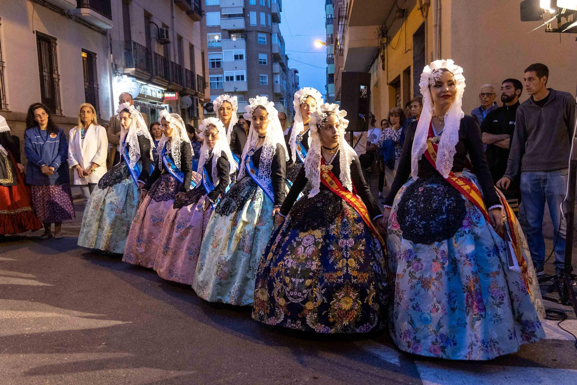 El homenaje al fundador de las Hogueras, José María Py, y el Festival de Bandas de Andrés Llorens iluminan una noche con olor a fiesta y pólvora