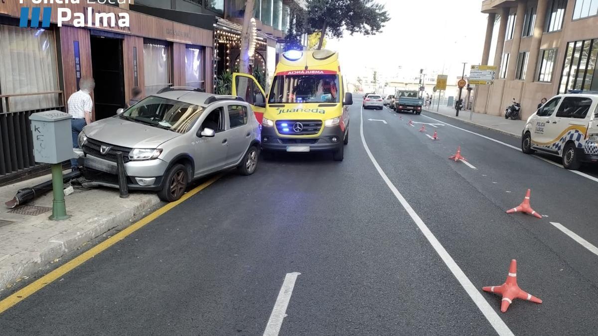 Un coche se sube a la acera y arranca una farola en Palma tras sufrir la conductora un desmayo.