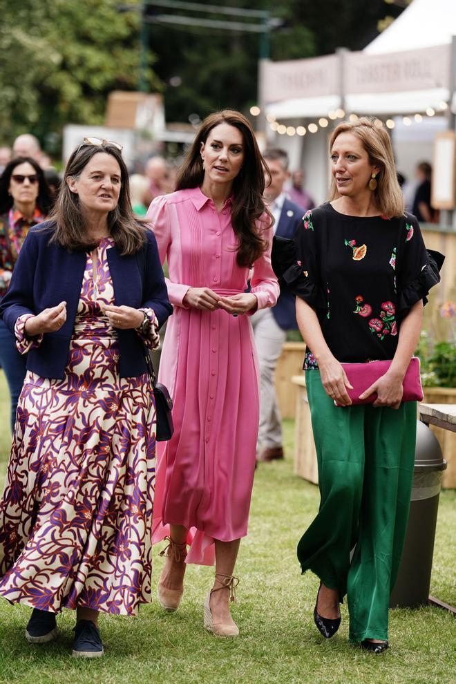 El look de Kate Middleton con vestido rosa de Me+Em y alpargatas de Castañer en el Chelsea Floral Show