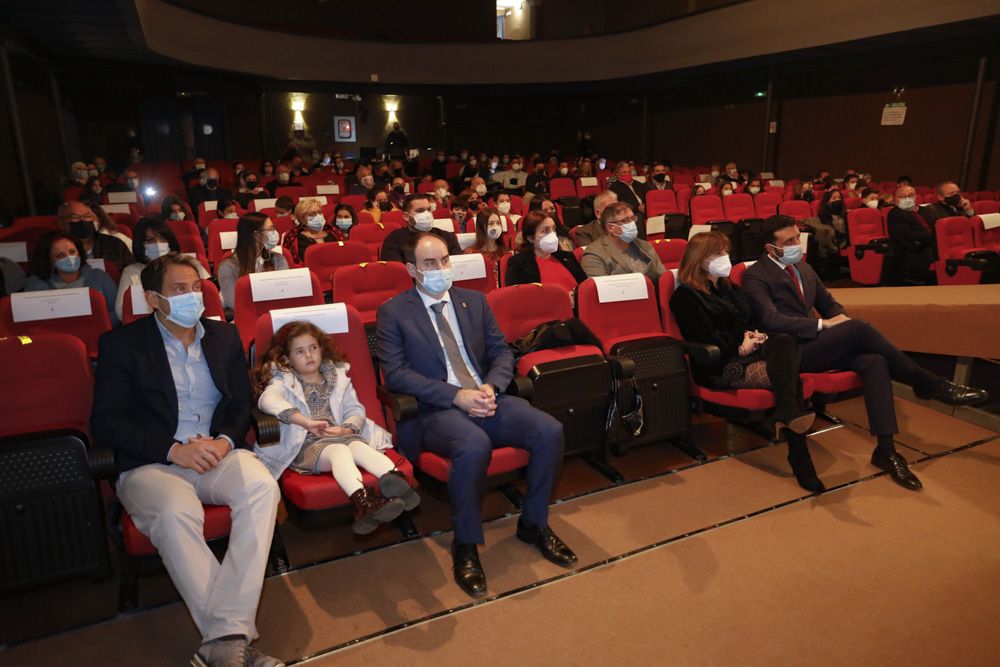 Alumnos de primaria leen artículos de la Constitución, en la casa de cultura del Port de Sagunt.