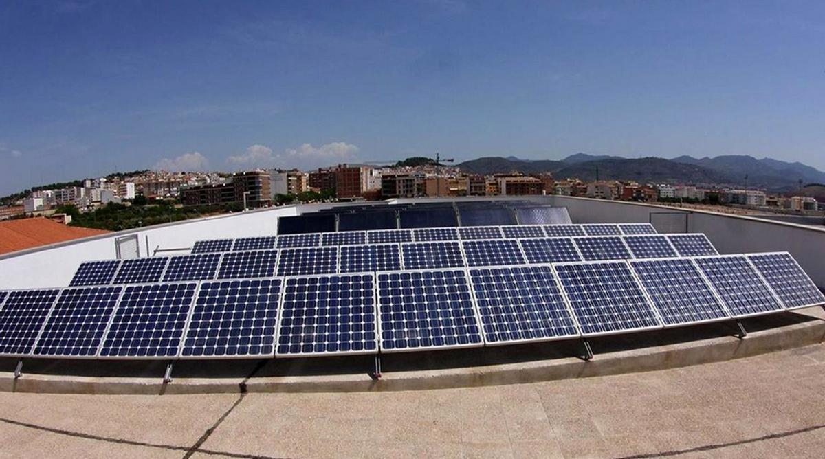 Foto de archivo de una instalación solar municipal.