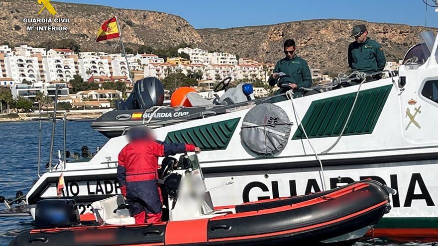 La Guardia Civil y los Inspectores de Pesca detectaron a los pescadores y las trampas ilegales sumergidas y sin señalizar
