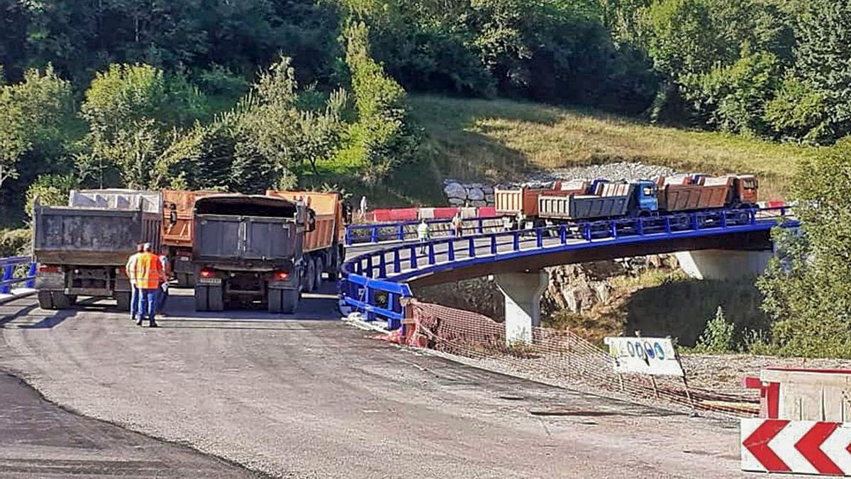 Una prueba de carga realizada en el viaducto de Orlé, en la carretera de la Collá de Arniciu. | Roberto Fontán