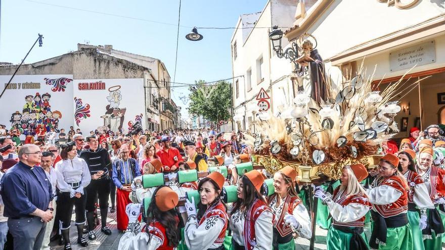 Elda se vuelca con San Antón en su traslado a la iglesia de Santa Ana