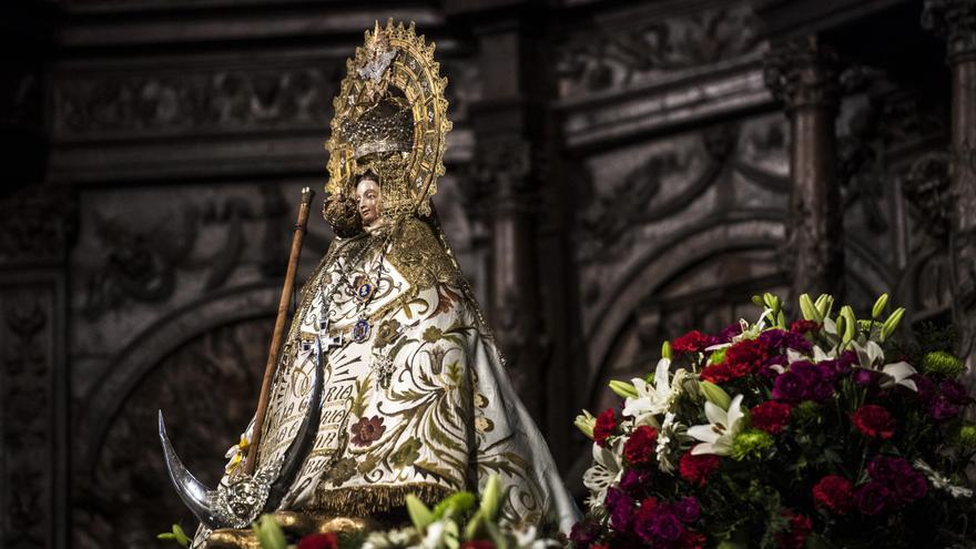 ¿Qué manto lució la Virgen de la Montaña de Cáceres el lunes, 29 de abril?