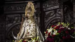 ¿Qué manto lució la Virgen de la Montaña de Cáceres el lunes, 29 de abril?