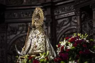 La Virgen de la Montaña de Cáceres recibe a El Redoble para la misa cantada