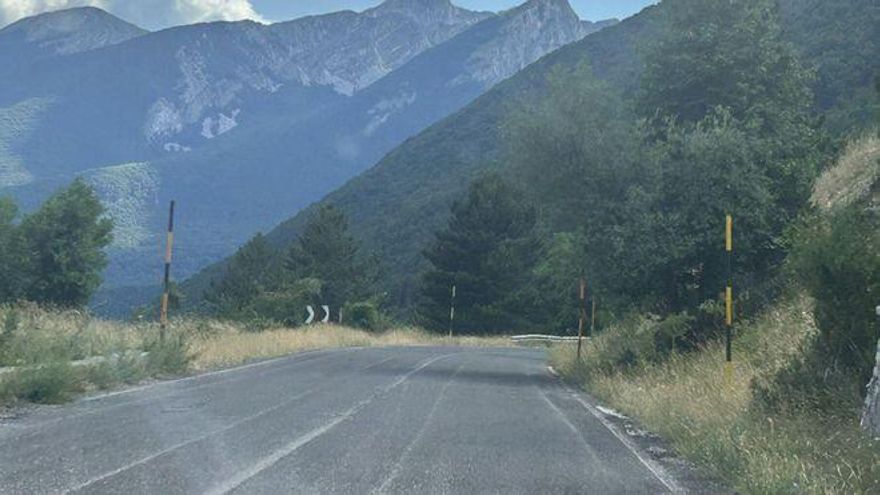 ¿Has visto alguna vez estos palos bicolor en carretera? Pocos conocen su importante significado