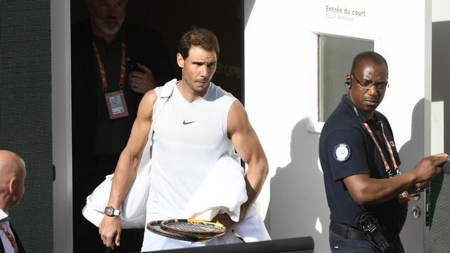 Nadal, ayer miércoles a su llegada a la pista central de Roland Garros