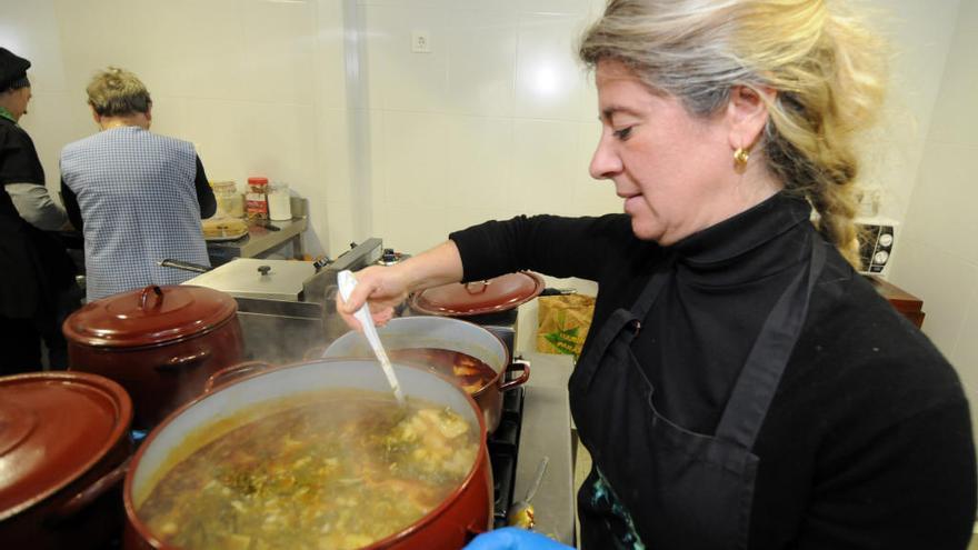 La cocinera Natalia Menéndez preparando un pote en Turón.