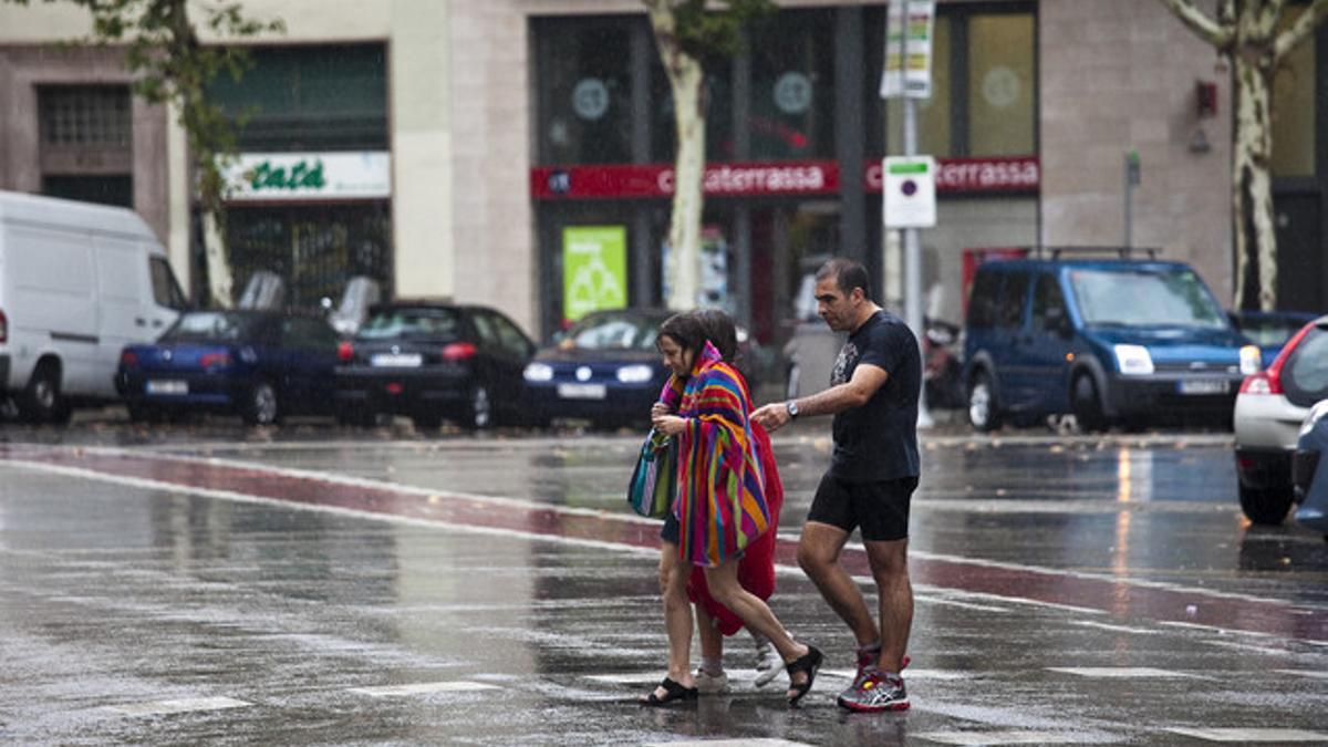 Aguacero en el centro de Barcelona, este mediodía.