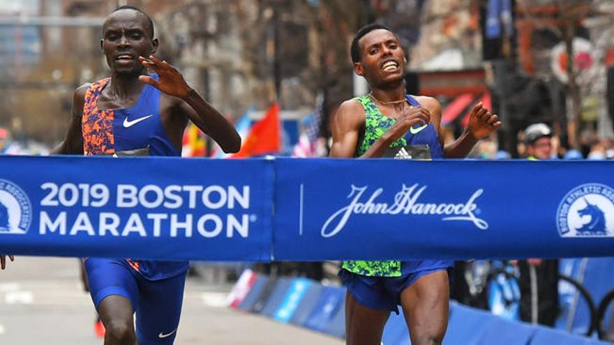 El sprint de Cherono y Desisa por la victoria en el Maratón de Boston