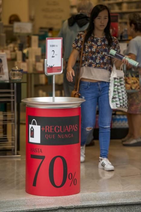 LAS PALMAS DE GRAN CANARIA A 30/06/2017. Rebajas de verano en las tiendas de la zona comercial de Triana. FOTO: J.PÉREZ CURBELO