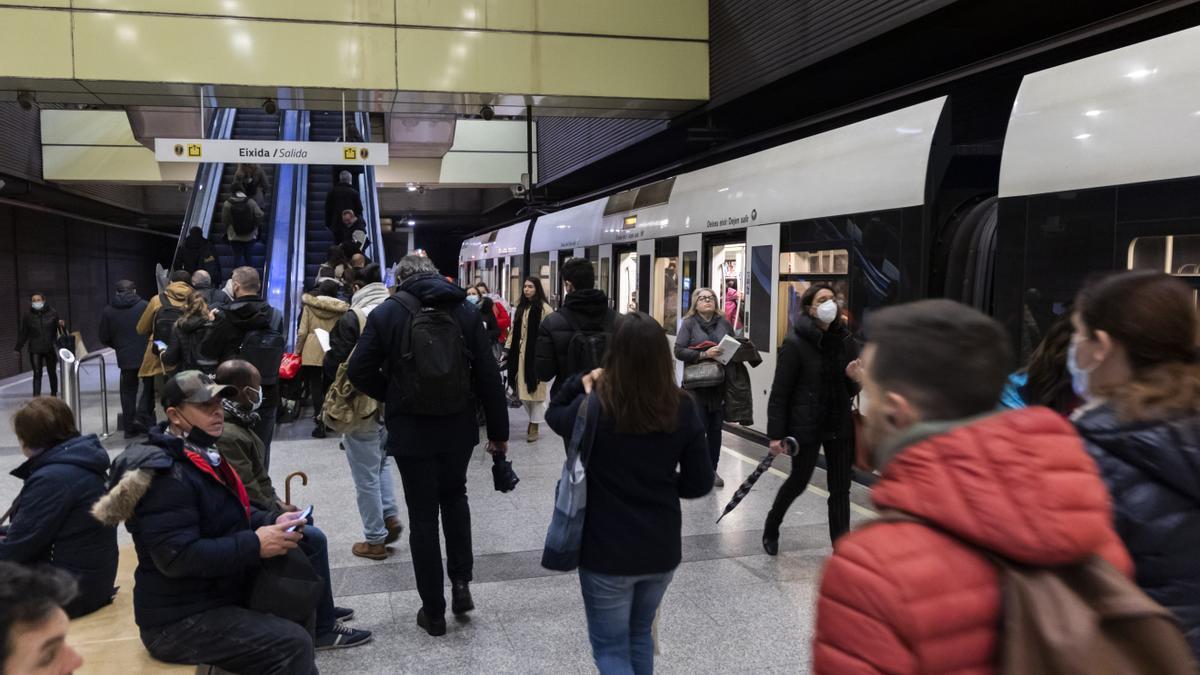 Viajeros en la estación Ángel Guimerà.