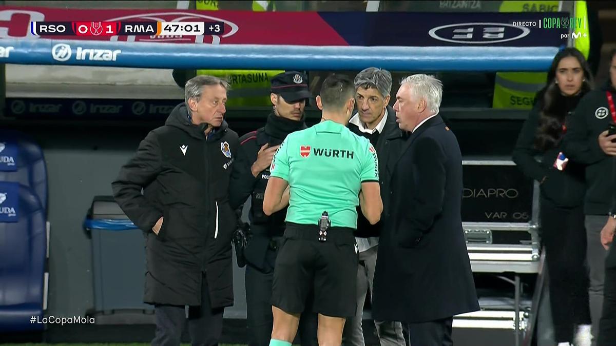 Sánchez Martínez comenta a Imanol y a Ancelotti que hay gritos violentos en la grada contra Asencio