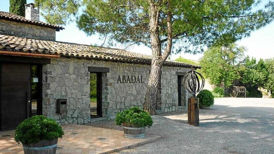 Els finalistes del premi Cartaví Internacional visiten el celler Abadal