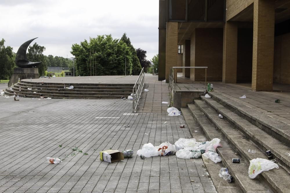 Restos de basura tras un "macrobotellón" en la EPI