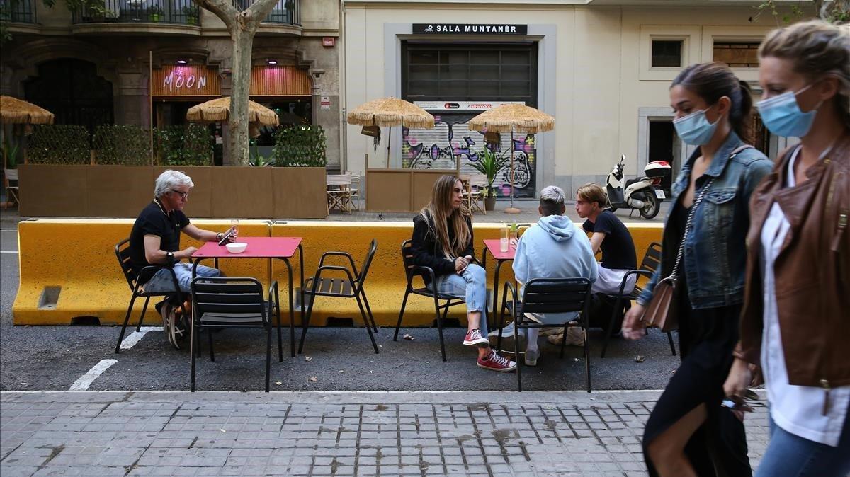 Terrazas del eixample ganado espacios al coche como la del Bar Moeen de la calle Muntaner 11