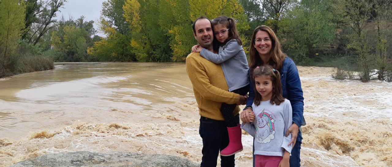 Javier García y su familia en Castelserás.