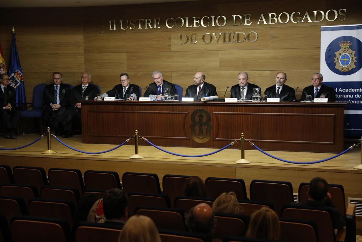 Por la izquierda, en la mesa, durante el acto, Ramón Punset, Miguel Ángel Presno Linera, Juan Cofiño, Leopoldo Tolivar, Ignacio Villaverde y Rafael Fonseca.