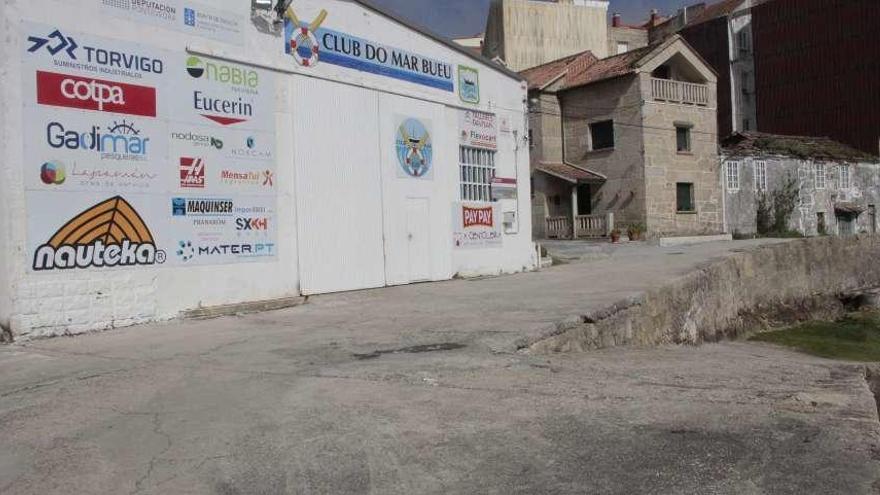 Zona exterior de la nave de deportes náuticos de Pescadoira.  // Santos Álvarez