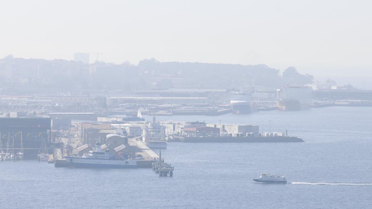 Vista de Vigo, con la neblina típica del aire africano en una imagen de archivo.