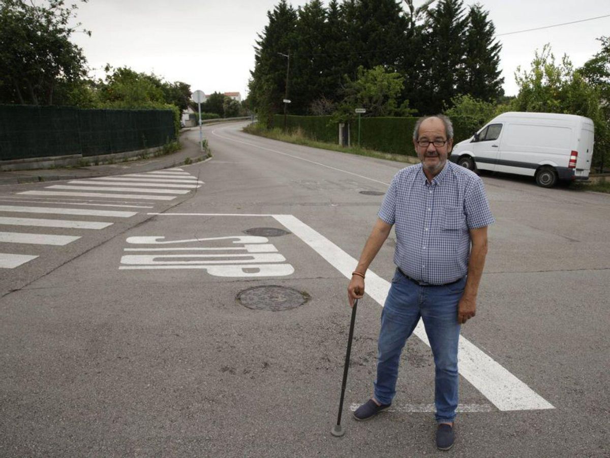 De arriba abajo, Manuel González-Posada, en el cruce del Camín de La Braña; Elena Medina, en la finca de la antigua Escuela de Niñas; Paz Álvarez, en el Camín a La Perdiz, y vista de la Torre de Gonzalo Menéndez Valdés. | MARCOS LEÓN