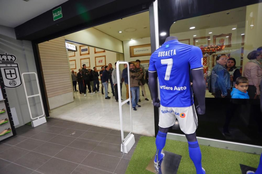 La afición del Real Oviedo hace cola para adquirir su entrada ante el Lugo