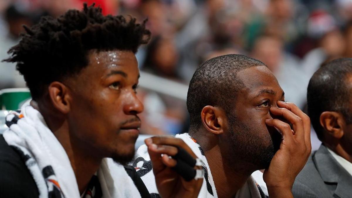 Butler y Wade observan cariacontecidos la derrota ante Atlanta