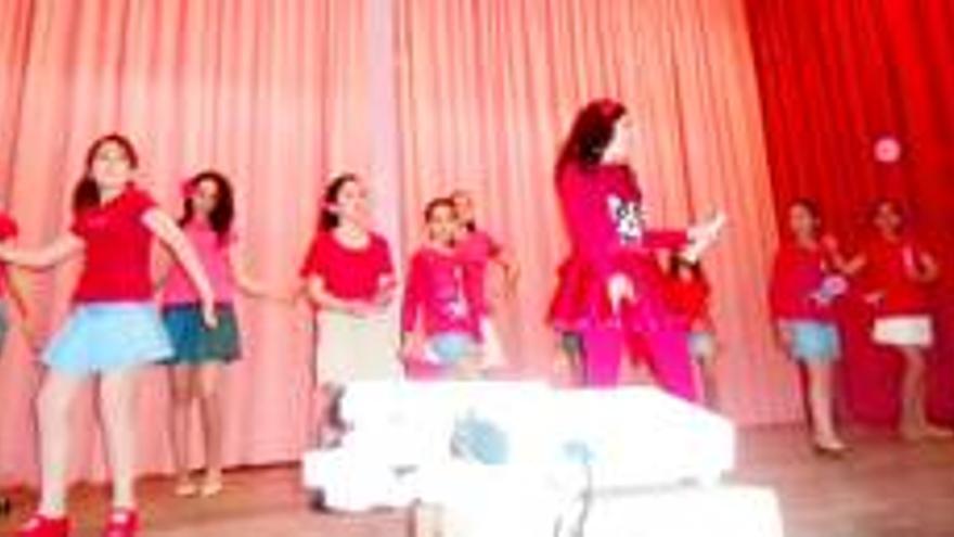 Los niños interpretan teatro y canciones