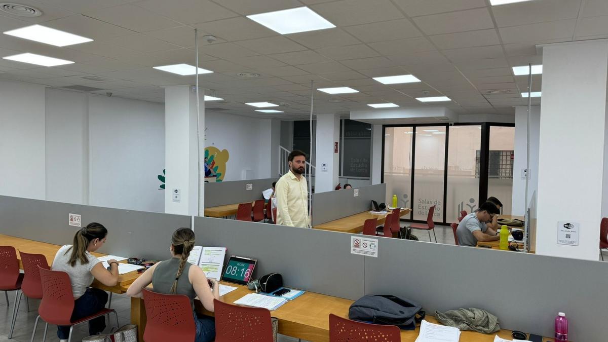 Antonio David Sánchez en la sala de estudio de la plaza del Ibreño.