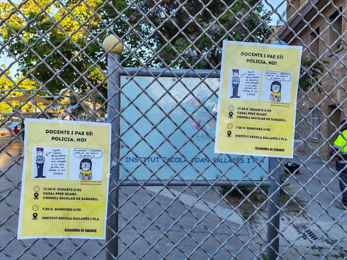 Carteles colgados en la entrada del instituto escuela de Sabadell en que se ha destinado a un agente de los Mossos