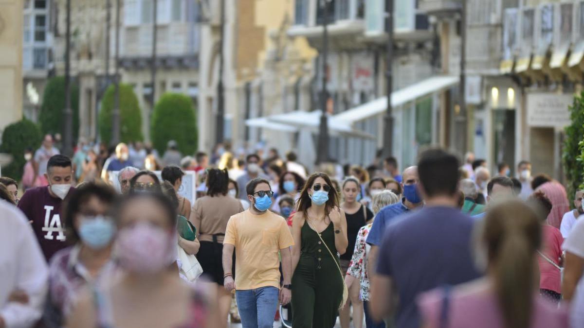 Personas caminan por una calle de Cartagena.