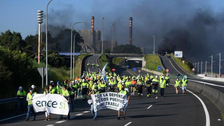 Una protesta de trabajadores de Ence tras las sentencias.