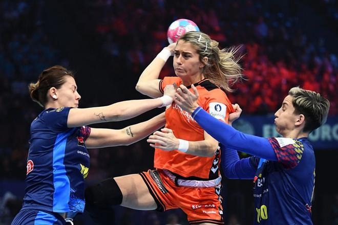 Estavana Polman de Holanda durante el partido por el tercer puesto en el Campeonato de Europa femenino EHF EURO 2018 entre Rumanía y Holanda en el AccorHotels Arena en Paris.