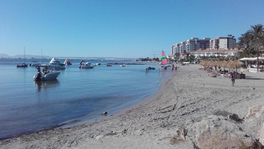 Embarcaciones atracando a escasos medios de la playa en La Manga del Mar Menor.