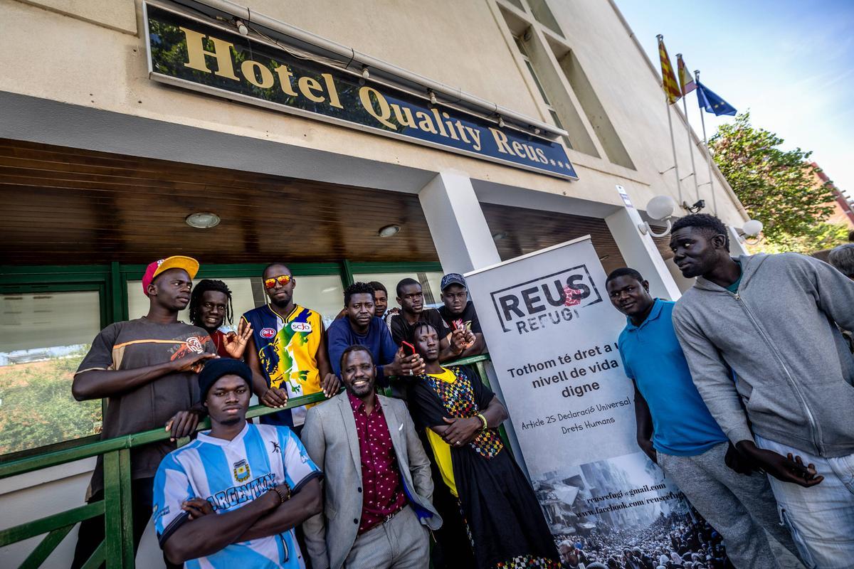 Papu Dia, presidente de la comunidad senegalesa en Reus, junto a los inmigrantes alojados en su ciudad.