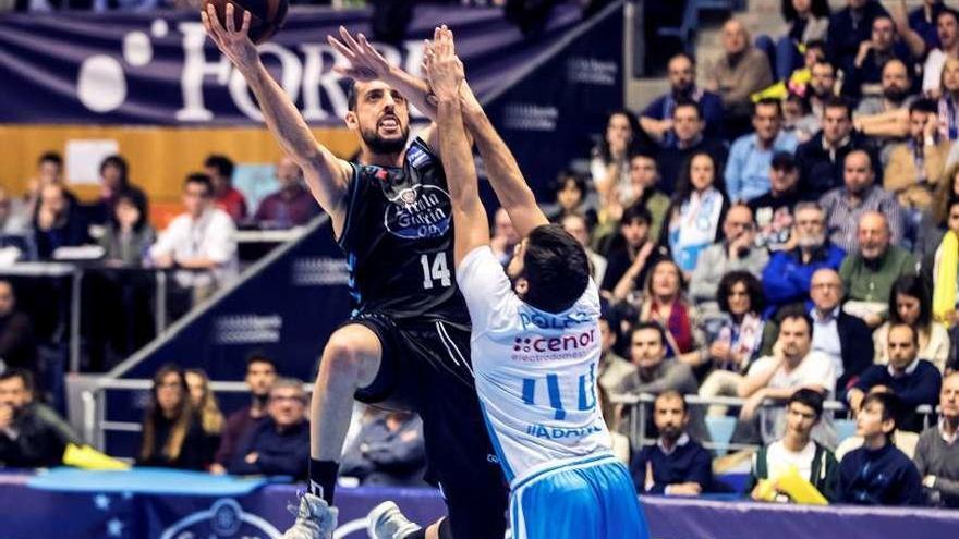 El escolta del Breogán Salva Arco (izq.) juega el balón presionado por Pepe Pozas. // O. Corral