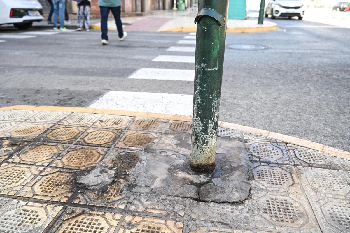 El deterioro por las micciones de animales de algunas baldosas es más que evidente