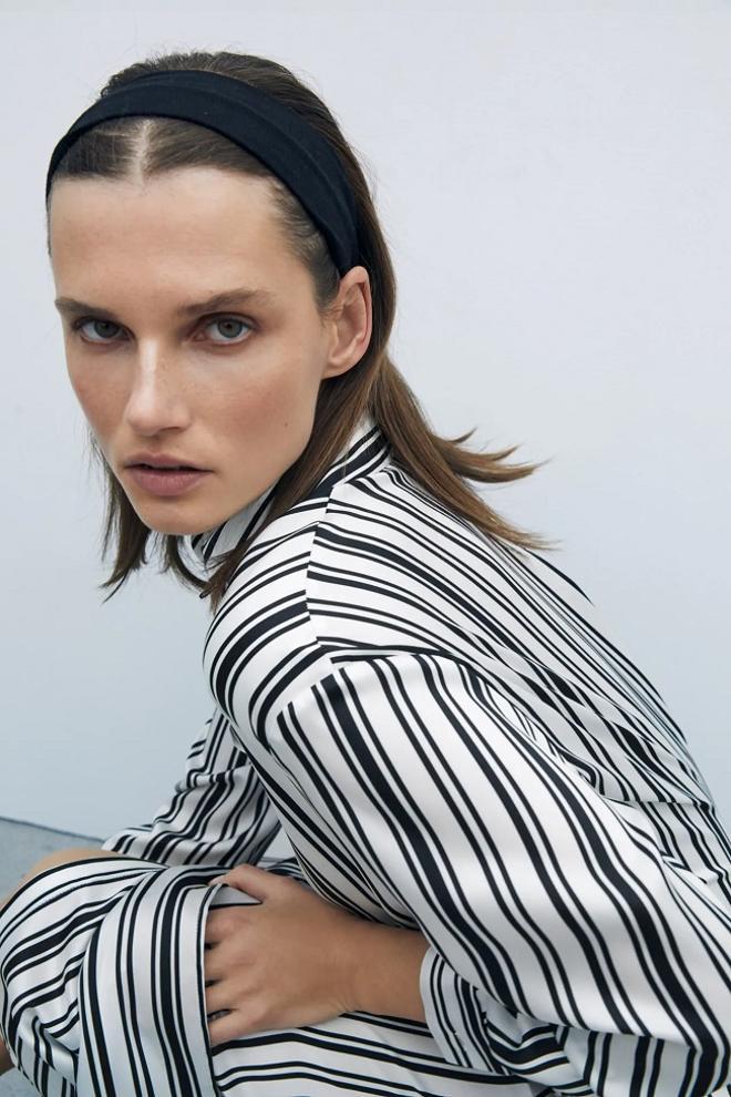 Peinado con cinta elástica visto en la tienda 'online' de Zara